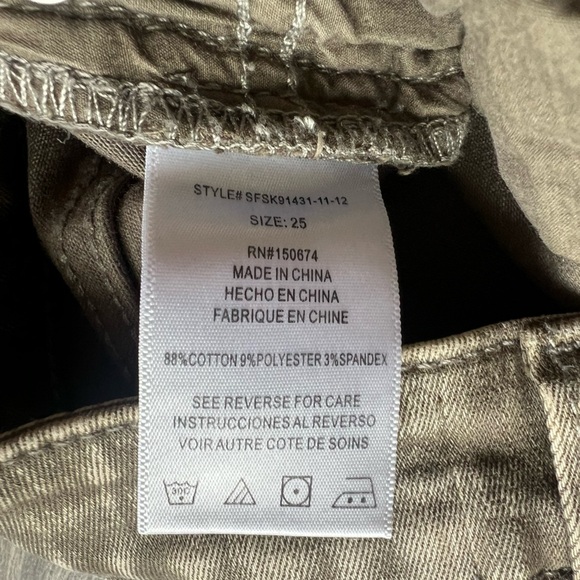 Wash lab cotton poly stretch skinny jeans in a rustic olive color. Size 25 - Picture 6 of 11